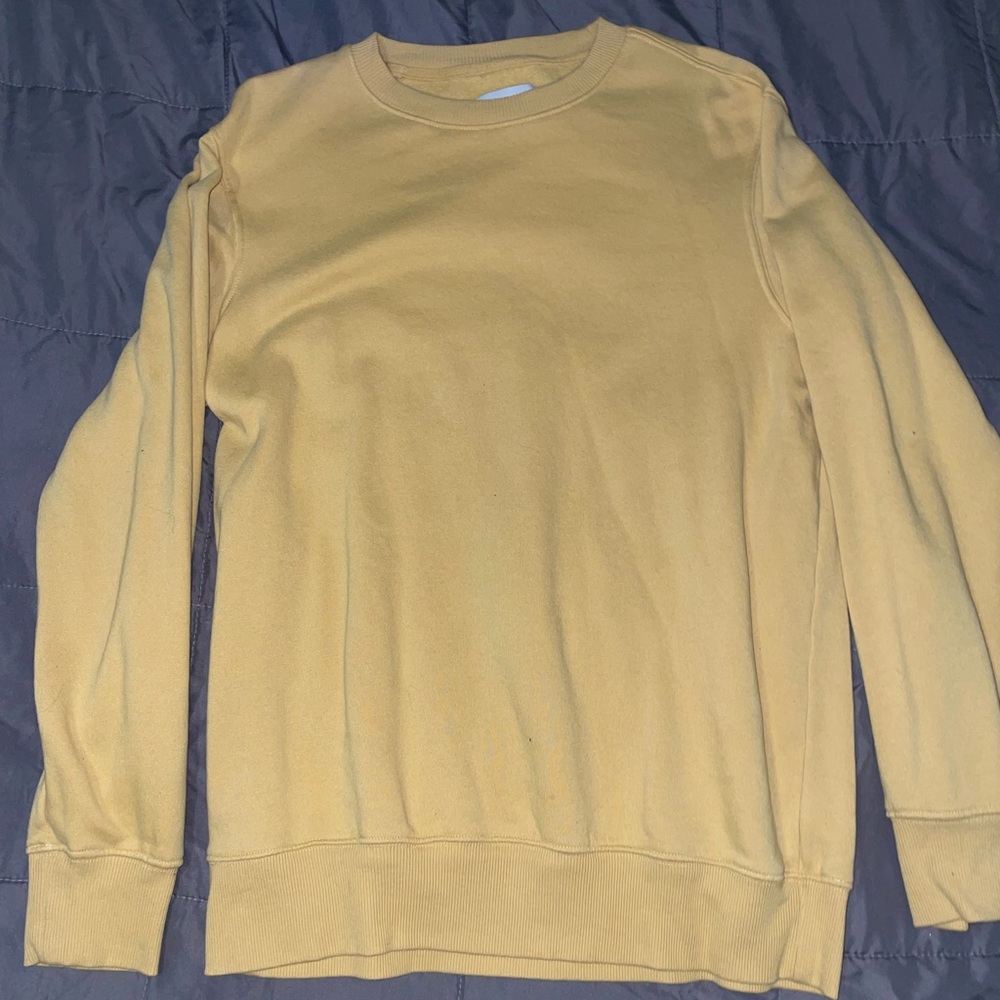 Men’s comfy yellow crewneck sweatshirt!